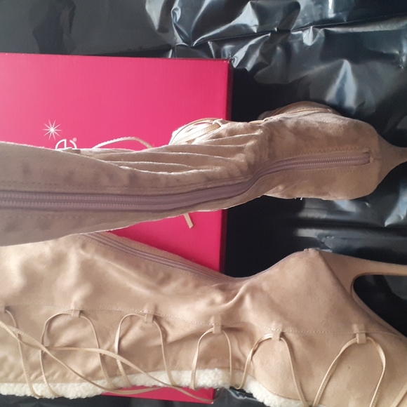 Boots - Picture 5 of 6